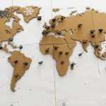 Weltkarte aus brauner Pappe auf weißem Papier Grund